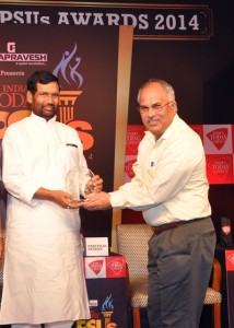 Director (Personnel), NHPC Ltd, R S Mina, receiving the award for ‘Most Valuable PSU’ under Mini Ratna Category from Union Minister, Ram Vilas Paswan, at New Delhi.