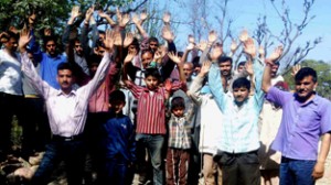 The residents of Rathian holding demonstration against Chief Engineer PHE on Wednesday.