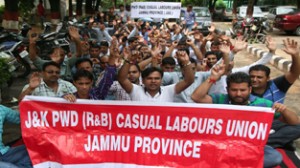 Casual labourers of PWD protesting in front of Lok Nirman Bhawan, Jammu on Tuesday. -Excelsior/Rakesh
