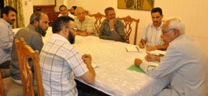 Governor, N N Vohra interacting with a delegation of J&K Urdu Council at Raj Bhavan.