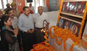 Dr Jitendra Singh paying tributes to land row agitation martyrs at Jammu on Sunday. -Excelsior/Rakesh