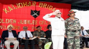 War veteran, Col Virendra Sahai, Vir Chakra (Retd) alongwith Kalidhar Brigade Commander during Brigade’s Golden Jubilee celebrations.