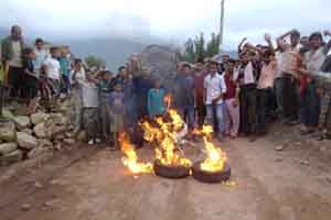 Villagers protesting for Tehsil status to Ghordi.