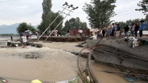 People cutting bund in Gogji Bagh of Srinagar to deplete flood water in the area. Another pic on page 9 -Excelsior/Rakesh