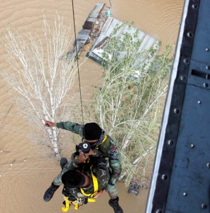 Indian Air Force personnel during their rescue mission for the marooned people in Srinagar on Wednesday. (UNI)