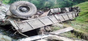 An Army vehicle, which overturned in Kalaroos area of Kupwara district on Tuesday. -Excelsior/Aabid Nabi