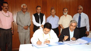 CEO SMVDSB Dr M.K. Bhandari and Vice Chairman of Narayana Hrudayalaya Dr Ashutosh Raghuvanshi signing agreement at New Delhi on Tuesday.