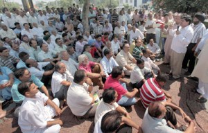 Rajiv Chuni addressing a meeting of PoJK refugees at Jammu on Sunday. -Excelsior/Rakesh