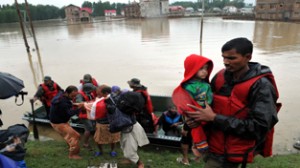 Army rescues residents of Lesjan on the outskirts of Srinagar on Saturday. — Excelsior/ Amin War