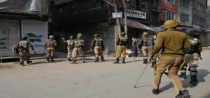 Supporters of Mohammad Yasin Malik, chairman Jammu and Kashmir Liberation Front (JKLF) in Maisuma area pelt stones on cops in Srinagar on Thursday. —Excelsior/Amin War