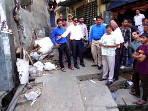 Kiran Wattal giving instructions to JMC officials during a sanitation drive on Monday.
