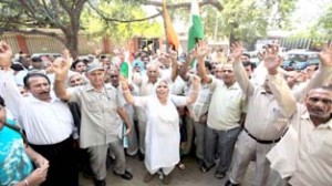 PoJK refugees staging protest demonstration near Press Club in Jammu on Monday.        -Excelsior/ Rakesh 