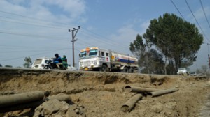 Vehicles moving on the dilapidated stretch of the Srinagar-Jammu Highway in Pampore town. -Excelsior/ Amin War