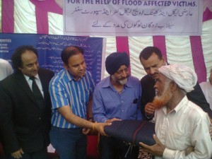 Justice Virender Singh and DDC Rajouri Jitender Kumar Singh distributing relief at Sunderbani on Thursday.