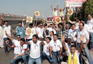 YAIKS activists protesting in front of Press Club Jammu before launch of Rath Yatra to Delhi on Saturday. -Excelsior/Rakesh