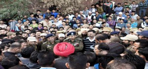 Police officers talking to protesting villagers on highway after girls murder at Kallar in Rajouri .- Excelsior/ Bhat