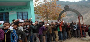 A long queue of voters at Bharath-Kulhand in mountainous Doda district on Tuesday. -Excelsior/Tilak Raj