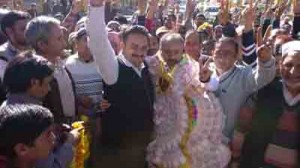 Cong candidate from Bani, Mian surrounded by supporters during rally at Bani on Wednesday. 