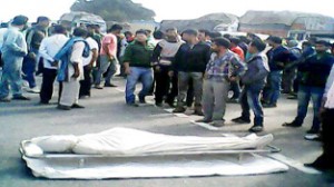 People protesting with dead body at NH at Samba on Friday. Excelsior/Gautam