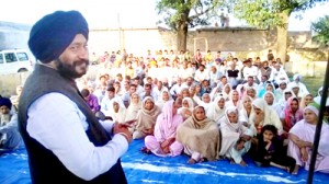 Former Minister Manjit Singh addressing public meeting in Vijaypur.