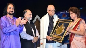 Pandit Bhajan Sopori and Prof Aparna Sopori presenting SaMaPa memento to LK Advani.