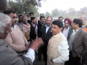 Divisional Commissioner Shantmanu interacting with border area inhabitants.