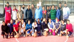 State basketball teams posing along with officials and office bearers of Association before leaving for Rajasthan.