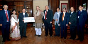 Chairman LIC S K Roy presenting cheque to Arun Jaitley.
