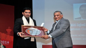 Dr Shahid Iqbal Choudhary receiving Governance Award from Union Minister V K Singh.