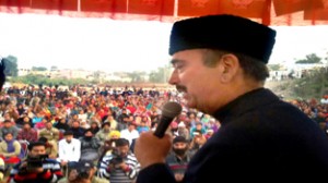 Former Union Minister Ghulam Nabi Azad addressing public rally in Gandhi Nagar on Monday.