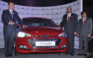 Officials of HMIL showing ICOTY 2015 award received for Elite i20.