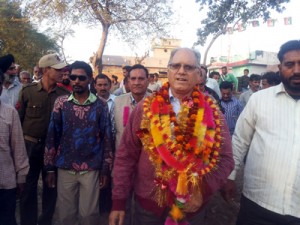 Independent candidate B R Kundal conducting campaign in R S Pura.