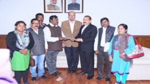 Union Minister Dr Jitendra Singh receiving a memorandum from a deputation of Bengal migrants who called on him at his office in New Delhi.