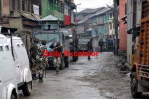Army soldiers rush to take part in a encounter site at chankhan area of Sopore PHOTO BY AABID NABI (1) copy