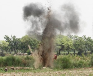 A live mortar shell being defused in Samba sector on Wednesday.— Excelsior/Rakesh