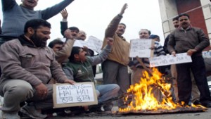 Kashmiri migrants torching effigy of Digvijay in front of Press Club on Wednesday.