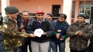 A man who donates blood for 136th time being felicitated by an Army officer at Bandipora