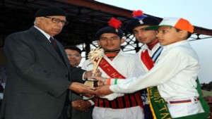 Governor N N Vohra presenting trophies to best marching contingents of RD parade.