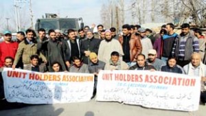 Unit holders of Industrial Growth Centre Lassipora protesting against authorities.