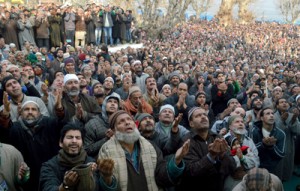 Muslim community members pray as the head priest displays a relic at Hazratbal Shrine in Srinagar.—Excelsior/Amin War