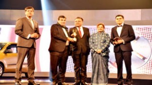 Representative of Suzuki Gixxer receiving award.