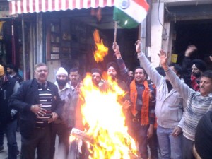 People staging protest, burning effigy of  Hurriyat leader Geelani in Poonch on Friday.               —Excelsior/ Harbhajan