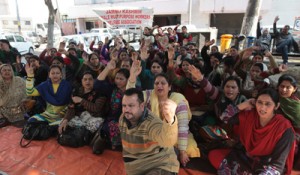 Protesting FMPHWs raising slogans during day-long dharna at Jammu on Saturday.                                 -Excelsior/Rakesh
