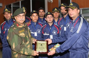 General Officer Commanding, Tiger Division Dushyant Singh presenting mementoes to the participants of Cycle Expedition.