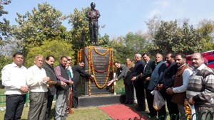 Former Minister R S Chib & others paying tributes to 2nd World War hero Jemadar Parkash Singh Chib at Nud in Akhnoor.