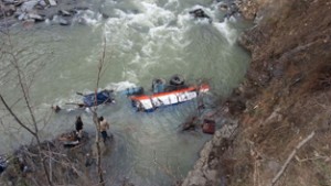 Tanker submerged in Bisleri nallah in Ramban district. —Excelsior/Pervaiz