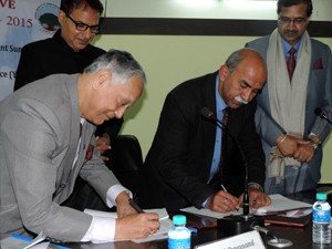 Prof Deepak Raj Gupta and IATO Executive Director Gaur Kanjilal signing MoU.
