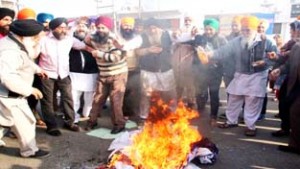 Members of various Sikh bodies protesting against Dera Sacha Sauda on National Highway at Digiana in Jammu on Friday. -Excelsior/ Rakesh