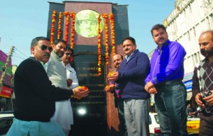 JMC Commissioner and other paying tributes to Bhagat Singh at Jammu on Saturday.