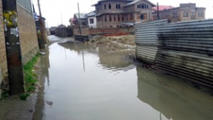 Water logged Usmanabad Shalteng colony made life of its inhabitants miserable. -Excelsior/ Aabid Nabi